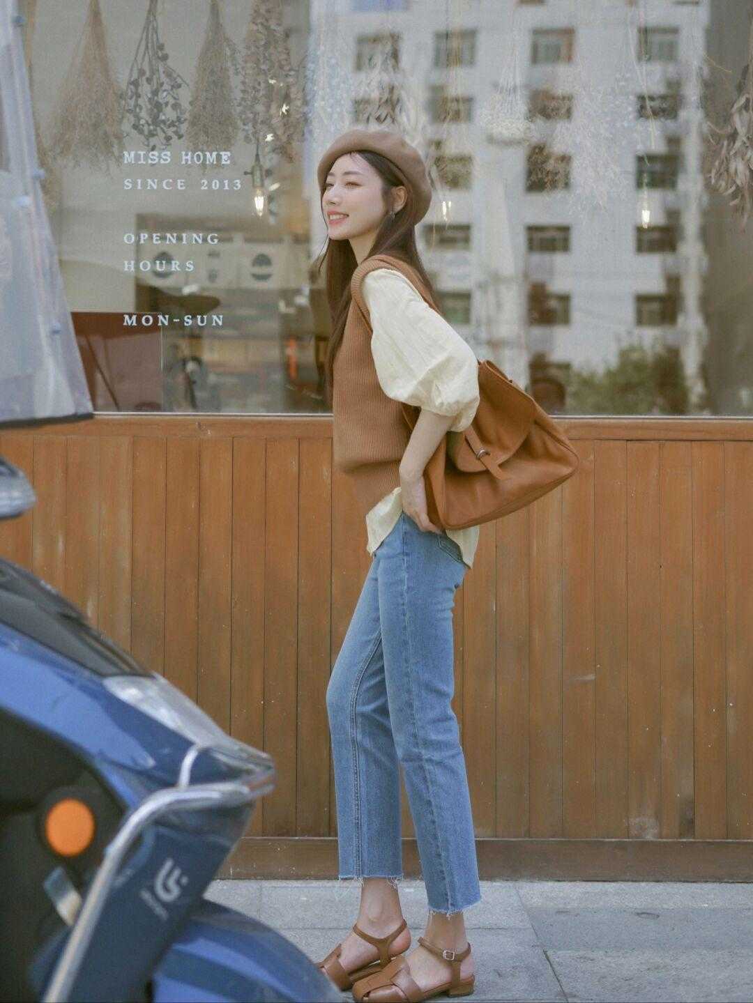 服装|秋天，“ 马甲”的高级穿搭是这样的，搭配牛仔裤温柔又减龄