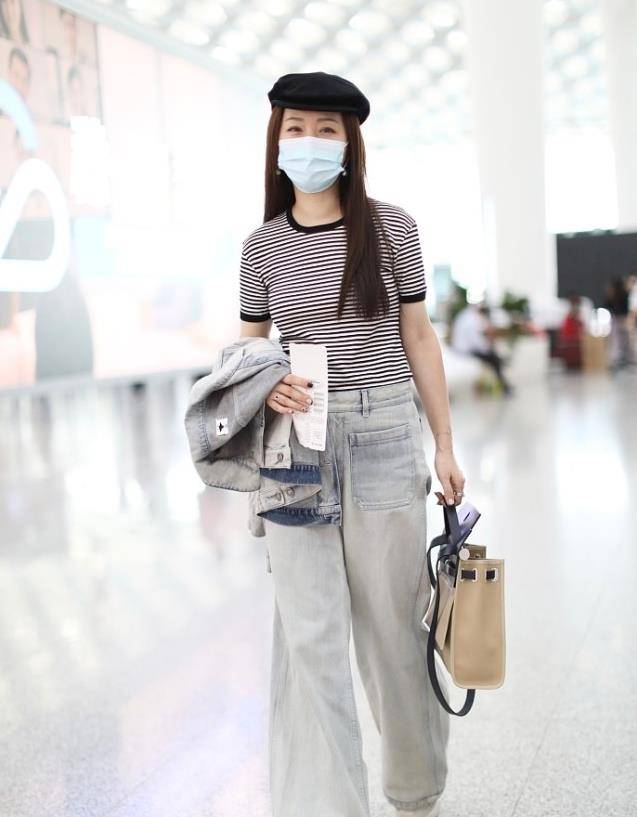 服装|杨钰莹半百年纪还是那么甜，穿衣朴素却不显老，嫩的跟小女孩一样