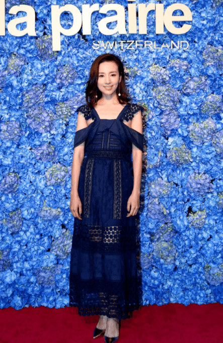 牛仔|“董洁”带儿子走机场，一身初秋叠穿造型高级时髦，一看就有品位？