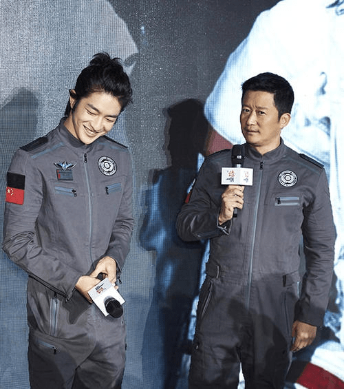 屈楚萧|他被吴京捧红后，却“反咬一口”吴京，如今过这般模样！