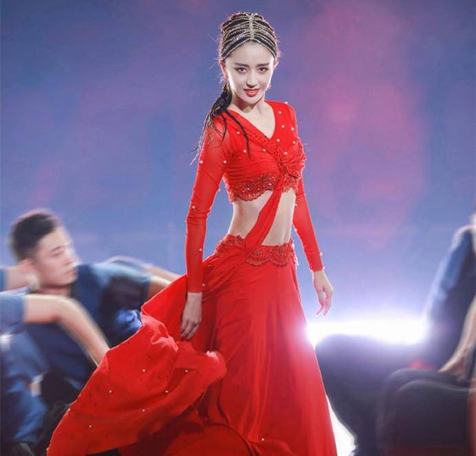 身材|佟丽娅在《舞蹈生》太敢穿，穿露脐装跳开场舞腰真细，配红裙惊艳