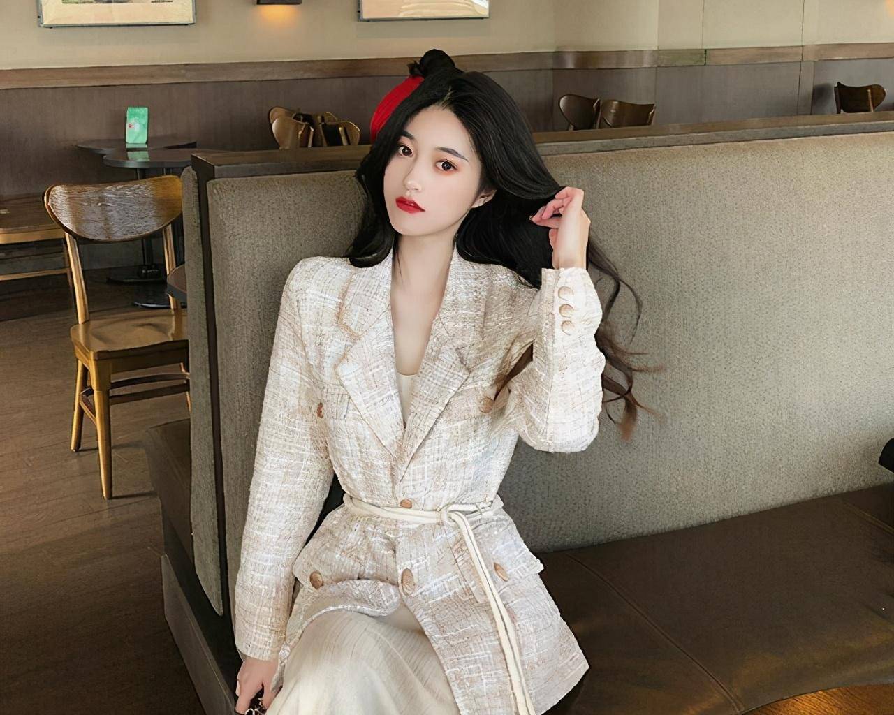 黄奕|黄奕崔伟甜蜜牵手，身穿黑色西装裙配丸子头，哪像43岁辣妈