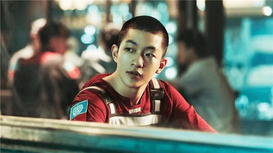 屈楚萧|他被吴京捧红后，却“反咬一口”吴京，如今过这般模样！