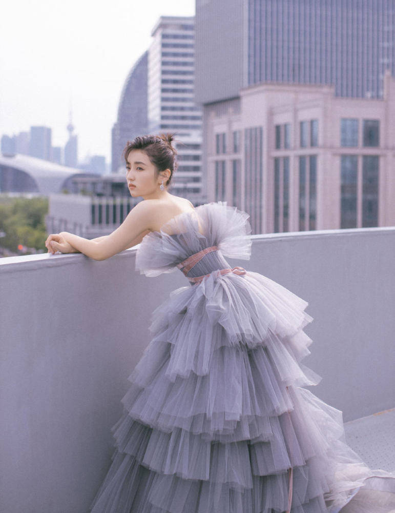 质感|张子枫穿抹胸蛋糕纱裙气质优雅,高级感扑面而来!