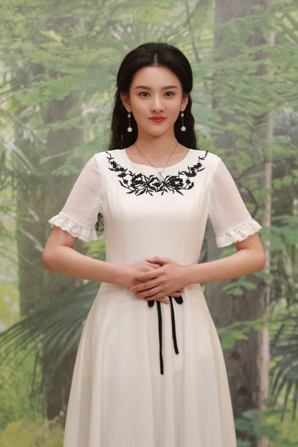 大小姐|宋祖儿：白色连衣裙拟大小姐造型，复古甜美范儿，领口绣花很个性