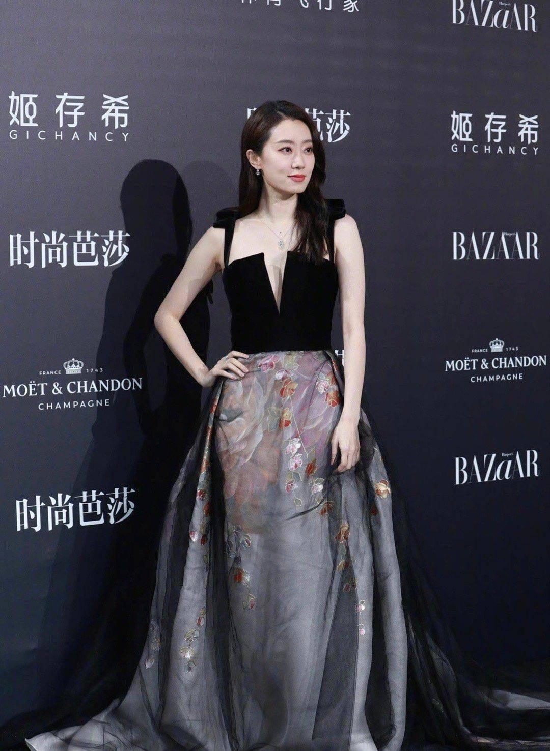 黑色|又是红毯！杨采钰又仙又欲，斐妈吊带撩人，赵丽颖过时裙惊艳全场