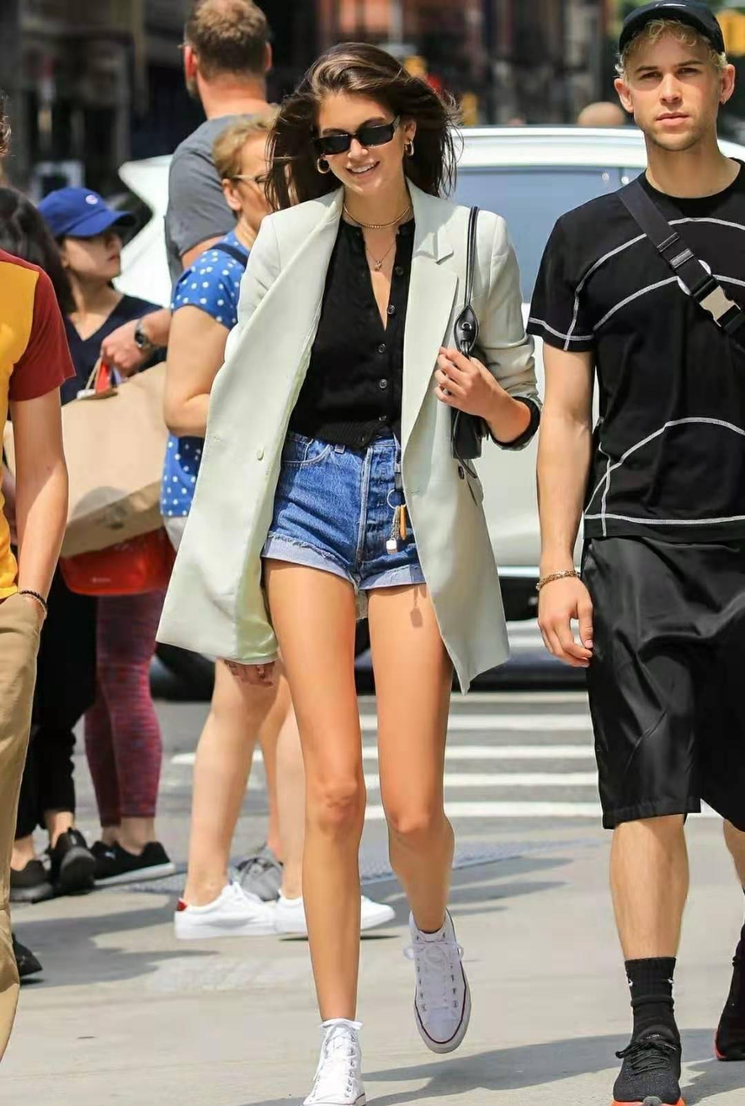 女生|初秋穿哪些单品时尚又百搭，永不过时的经典西装，时髦好看又显瘦