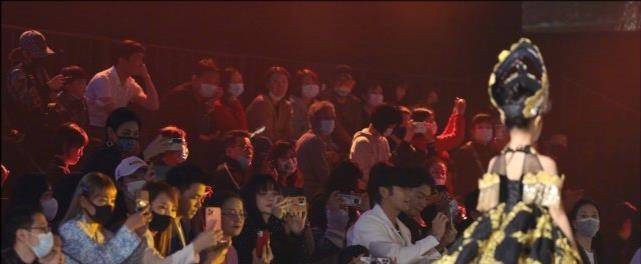 身材|7岁甜馨首登T台秀变超模！头戴皇冠竟不嫌重，稳健台风太有国际范