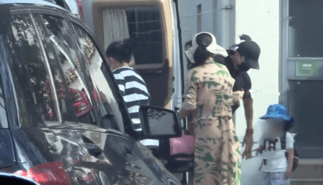 合体|谢娜张杰罕见合体,两人接双胞胎女儿放学,一家四口温馨幸福!