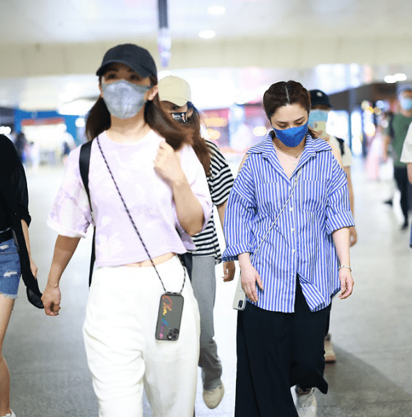 身材|阿娇私服让人失望，穿宽松“病号服”配阔腿裤，膀大腰粗还显腿短？