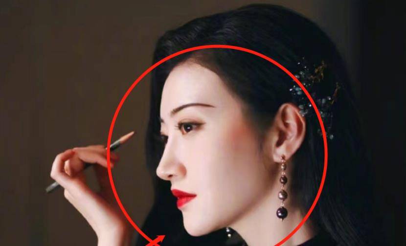 人间|景甜拍证件照被要求现场卸妆，没了大红唇后，真实颜值如何一望而知