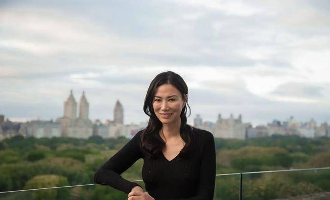 不分伯仲|邓文迪罕见晒女儿近照，光脚穿半裙，才20岁曲线跟妈巅峰不分伯仲