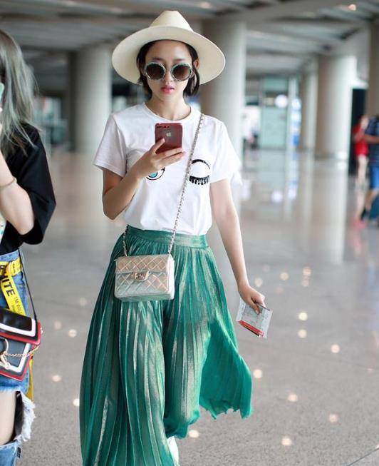 唐艺昕|唐艺昕被张若昀宠成公主,穿Gucci珠光裙走机场,再配香奈儿包包