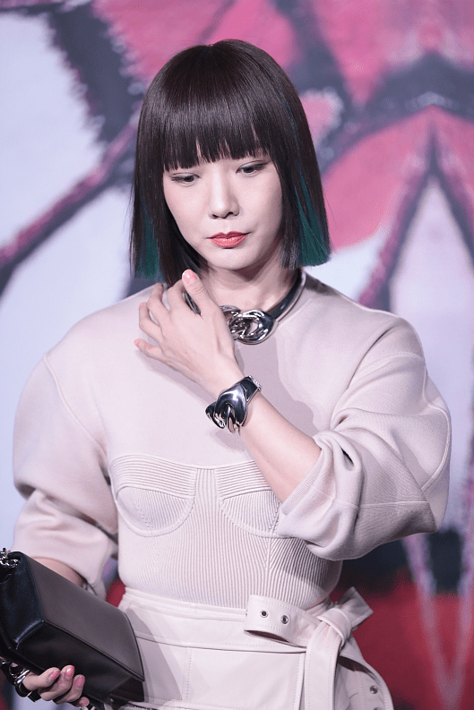 都能|王珞丹这衣服真挺显壮的，可配上修身裙好有韵味，脏粉色真适合她