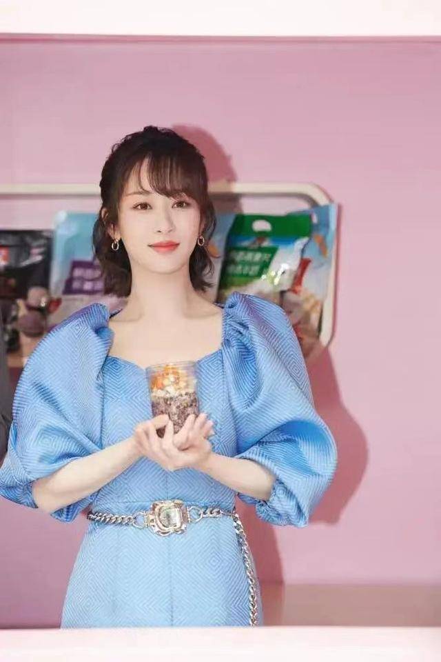 设计|杨紫造型师终于给力，穿蓝色泡泡裙如迪士尼在逃公主，这气质真赞