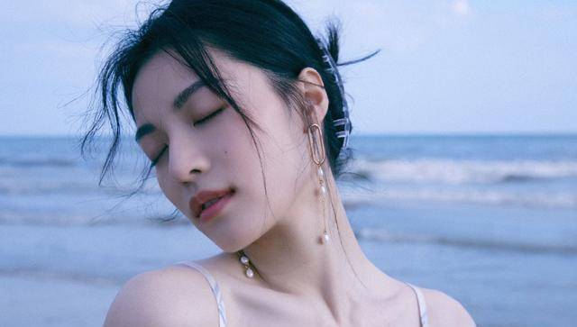 钟楚曦|钟楚曦打扮得真清凉,仗着身材好大胆挑战吊带裙,不走红毯也惊艳