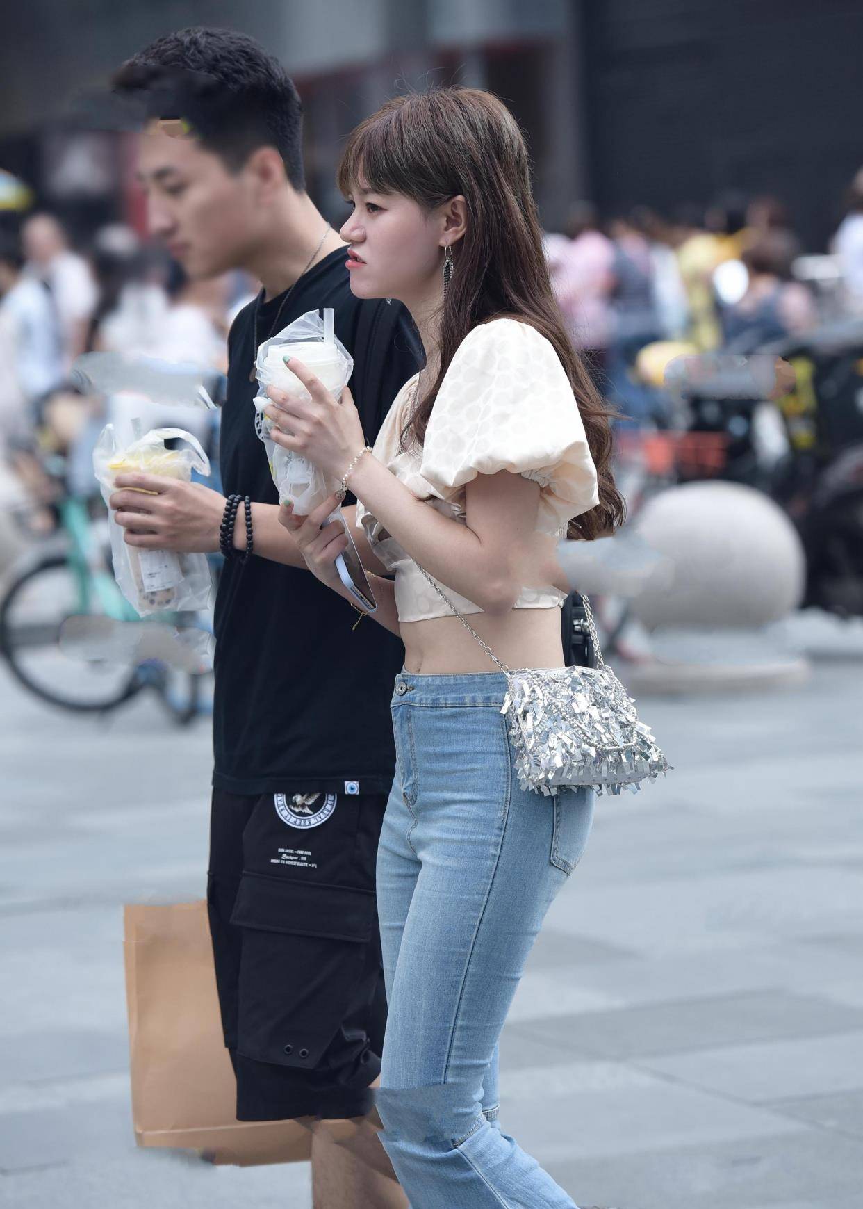 切换|穿着短裤能轻松切换各种时尚风格，给女性带来更强的美感