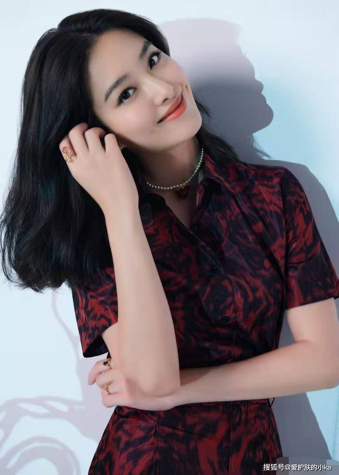 颜色|28岁阔太杨采钰气质真的好，穿连体裤似旗袍，复古风也要配Dior