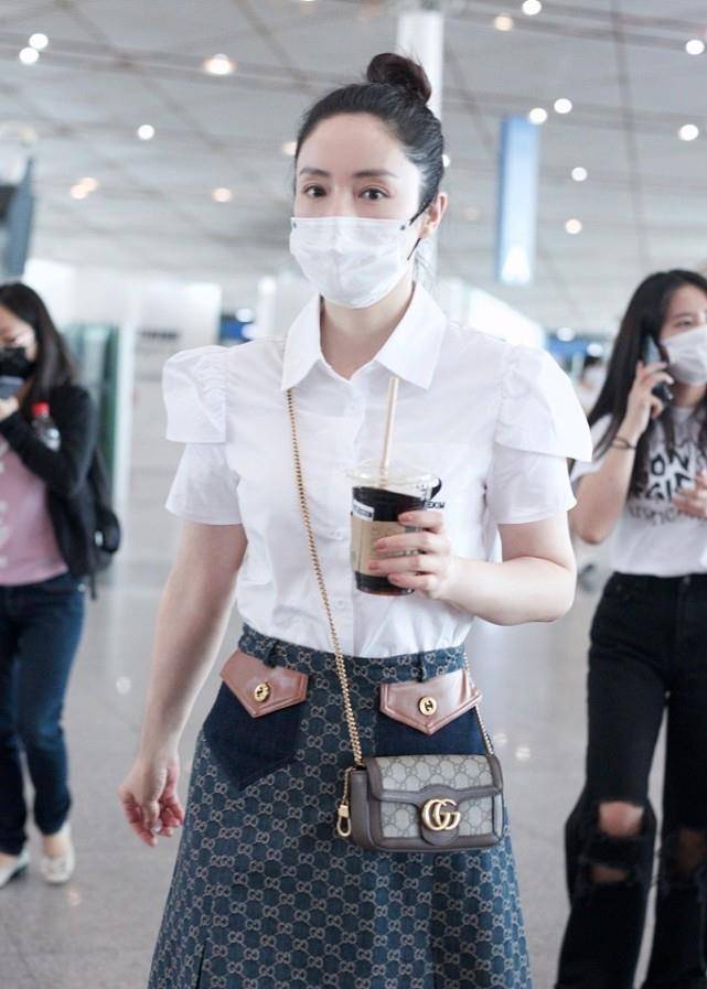 清流|董璇的衣品是娱乐圈中的一股“清流”，衬衫配牛仔裤，却意外时髦