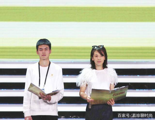 服装|刘涛活得太通透了,选的服装高级不装嫩,而且不化妆就出来了