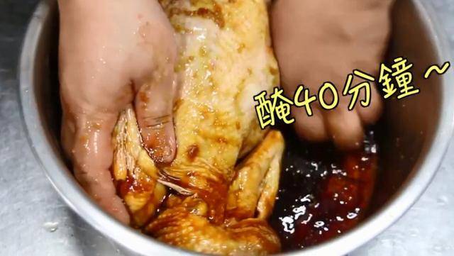 因为|把1整只鸡扔电饭锅内，不放油不放水，出锅比烧鸡还好吃，太香了