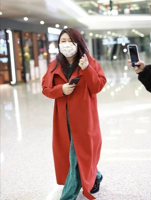 杨天真|杨天真现身机场,一身红配绿难掩大肚子像孕妈,头发凌乱很豪放!