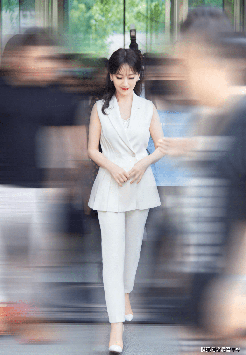 显得|赵雅芝穿出了“老年人”该有的样子,有品位的穿衣显年轻,太美了