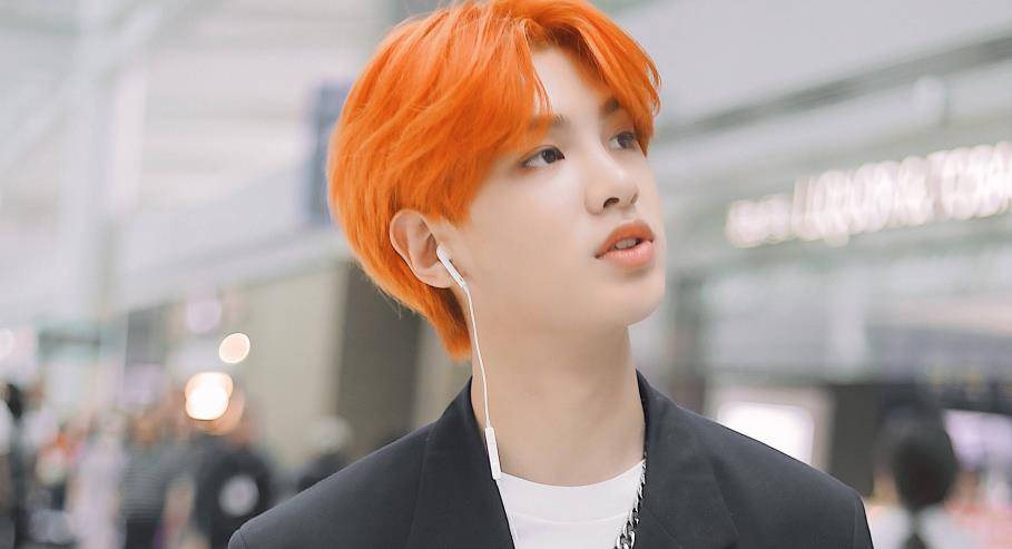 因为|谢娜险些摔倒，Justin展现男友力一把护住，这是坐腿上了吗