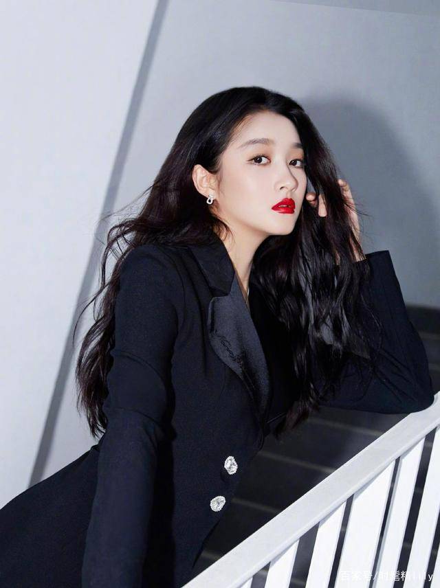 进行|关晓彤真是“人间富贵花”，西装裙配黑丝太撩人，好身材隐约可见