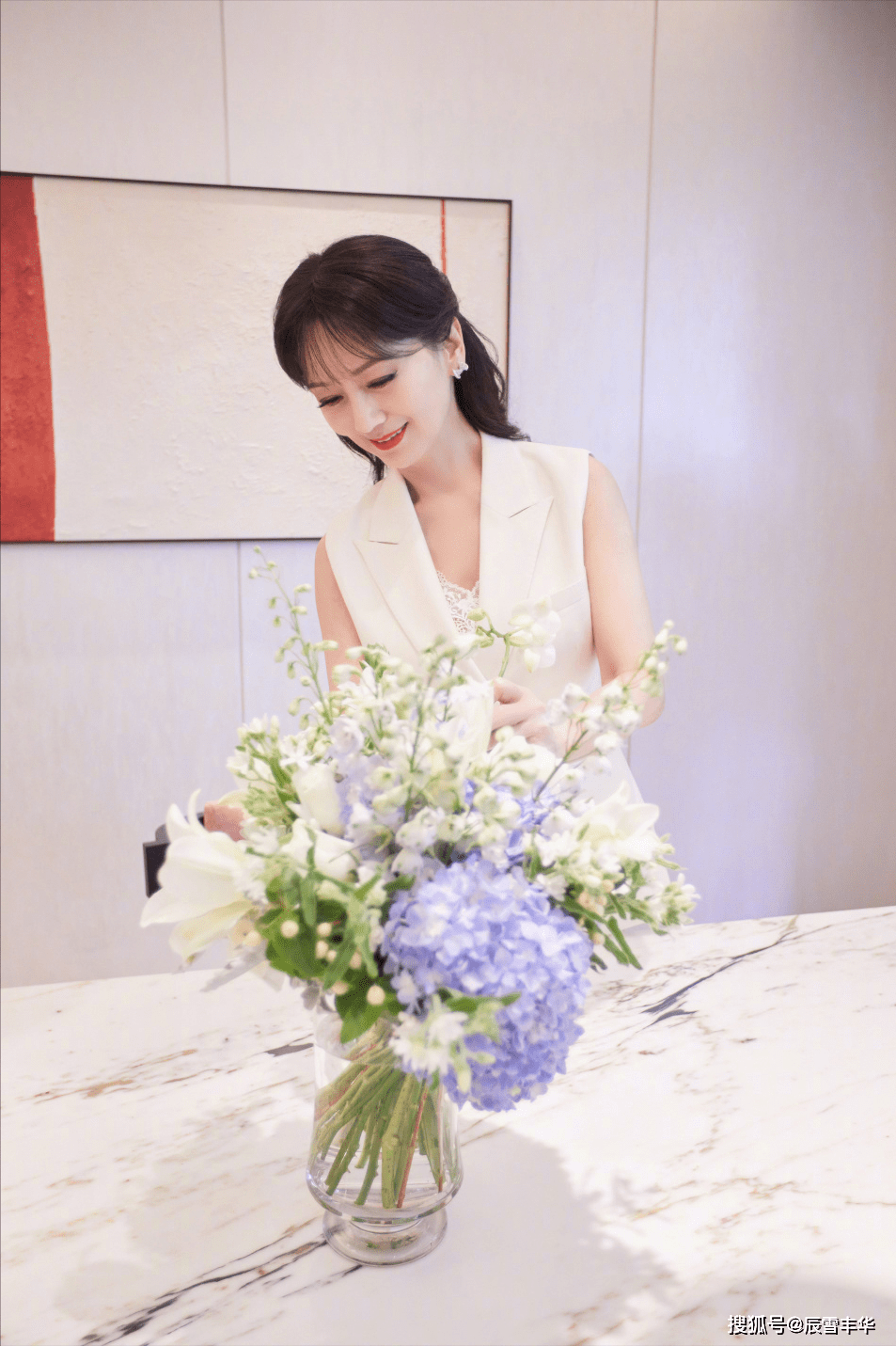 显得|赵雅芝穿出了“老年人”该有的样子,有品位的穿衣显年轻,太美了