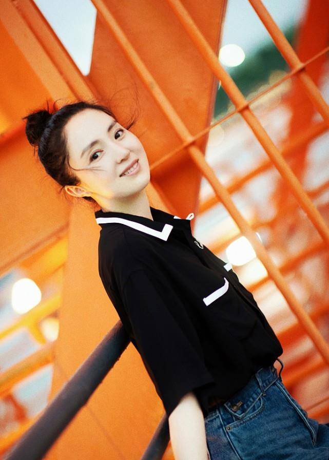 清流|董璇的衣品是娱乐圈中的一股“清流”，衬衫配牛仔裤，却意外时髦