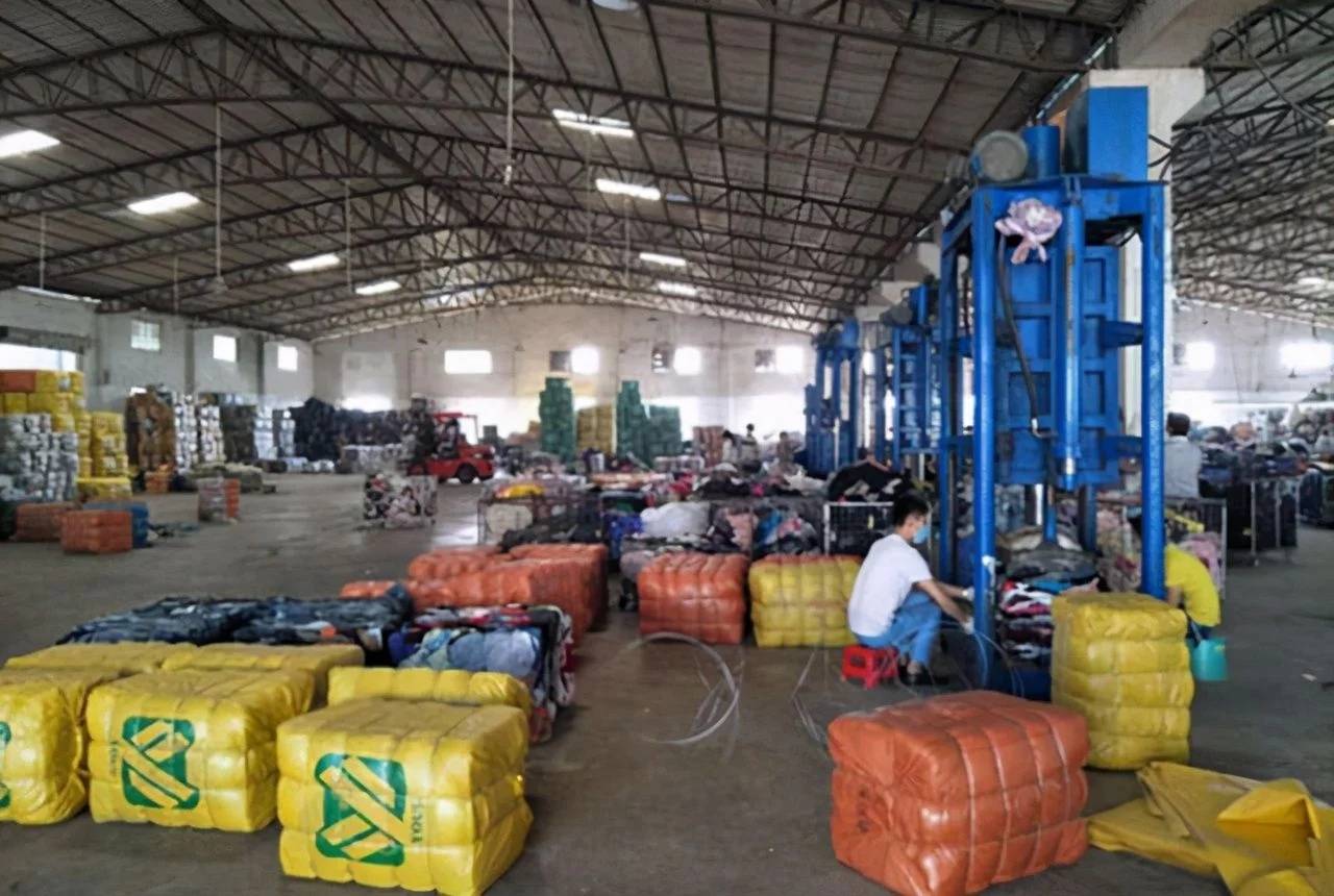 经常有人收旧衣,一般是3到5毛钱一斤,回收回去做什么?_旧衣服