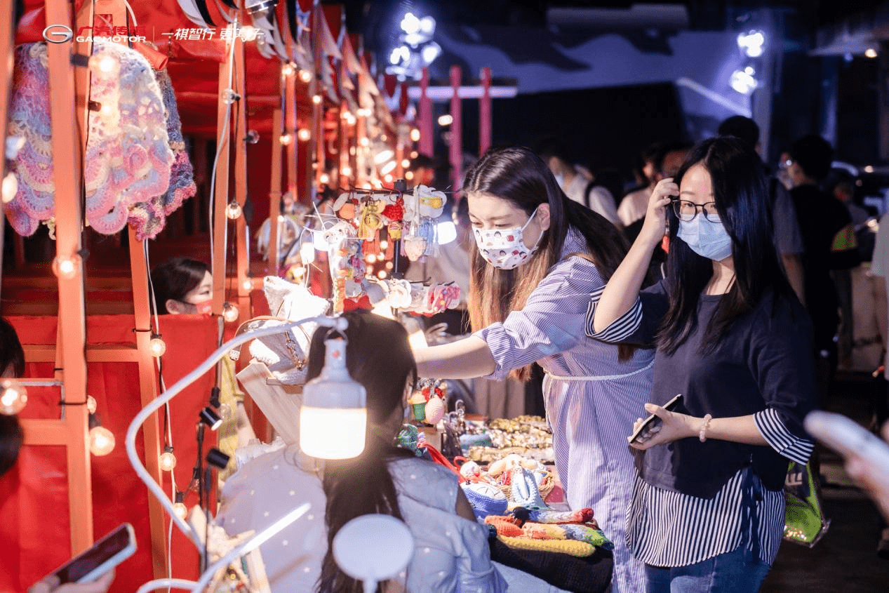 热闹潮玩市集不少摊位都围了几重人,羊城创意产业