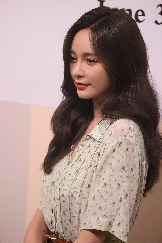 头发|沈梦辰改变风格走淑女风，身着雪纺小碎花长裙，头发微卷温柔知性