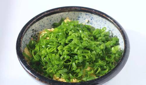 加点|不用早起也能吃到，粗粮发面早餐饼，加点菜叶如此煎，味道真是好