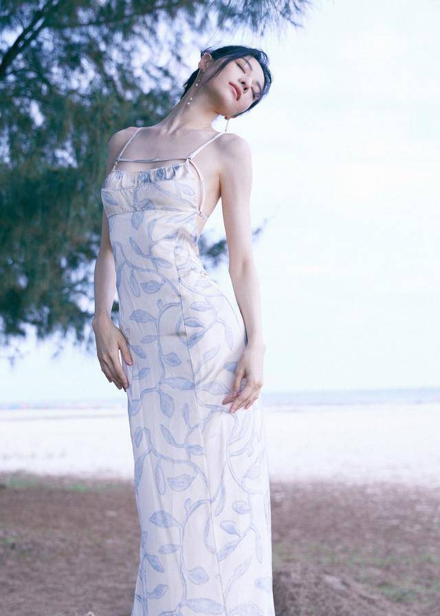 钟楚曦|钟楚曦打扮得真清凉,仗着身材好大胆挑战吊带裙,不走红毯也惊艳