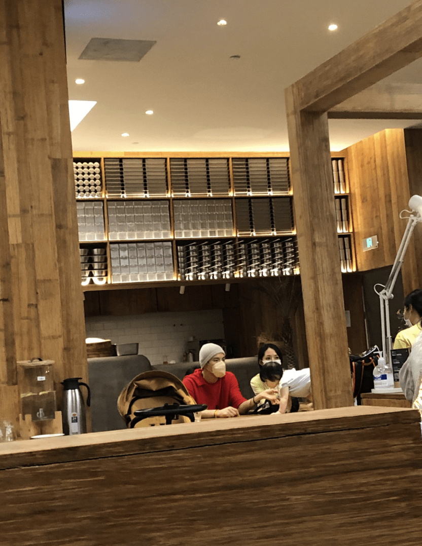 向佐|向太一家被偶遇，郭碧婷身材纤细，女儿侧颜像洋娃娃难挡高颜值