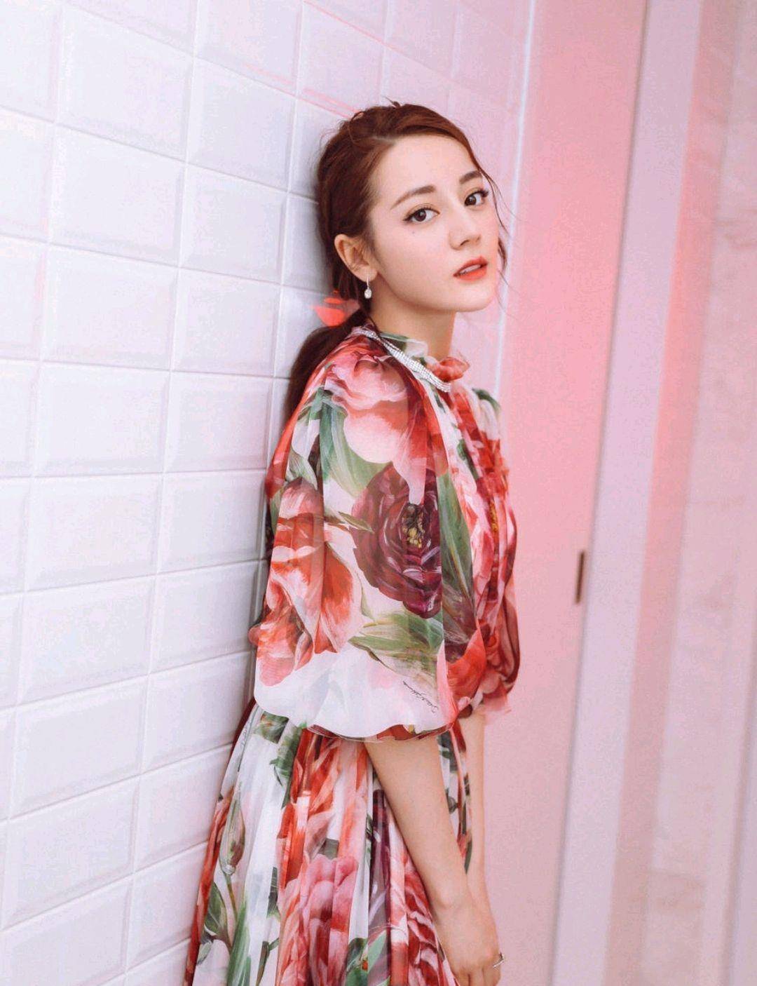 迪丽热巴|迪丽热巴穿大面积印花连衣裙真好看，活泼灵动艳而不俗，越看越美