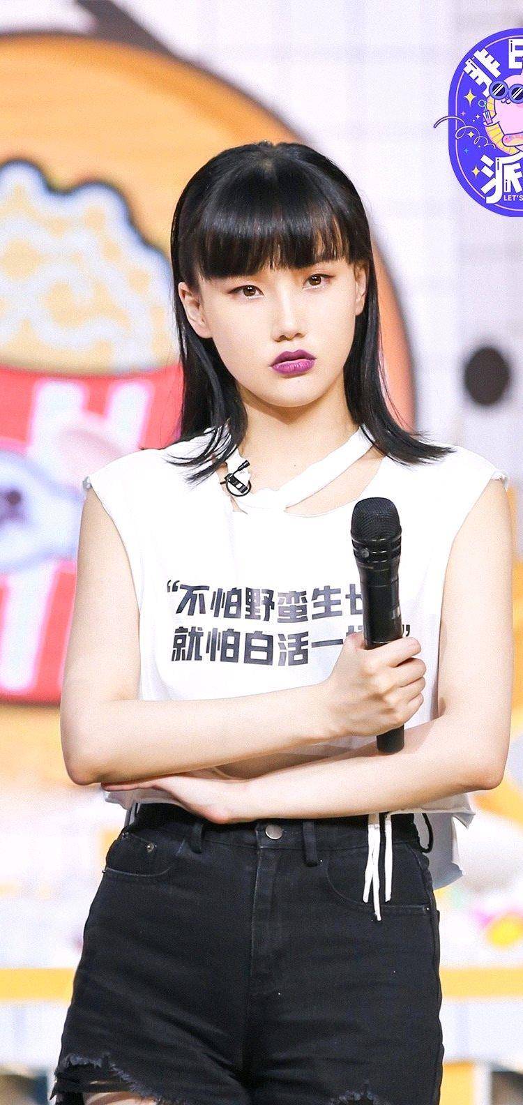 High|黄龄在表演中摔伤！看了正面图，这可太痛了