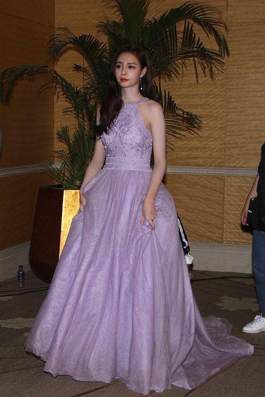 头发|沈梦辰改变风格走淑女风，身着雪纺小碎花长裙，头发微卷温柔知性