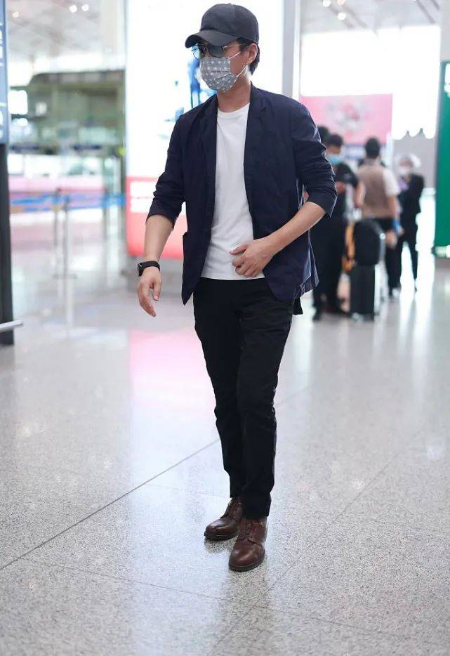 魅力|靳东打造经典造型，西装+白T一样很时髦，这样穿尽显型男气质