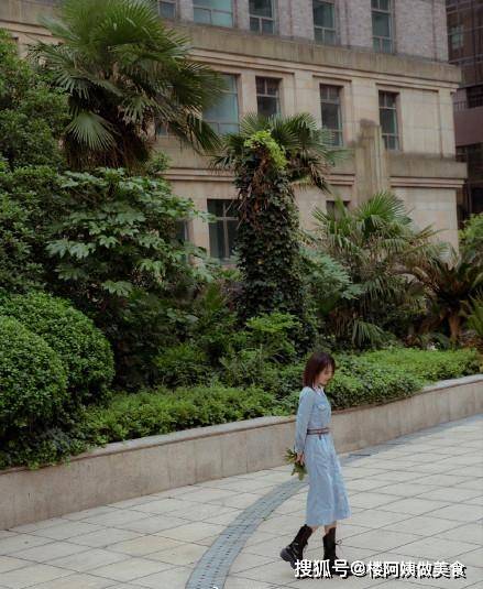 个性|29岁杨紫和32岁杨颖同穿牛仔长裙，年龄不重要气质是关键