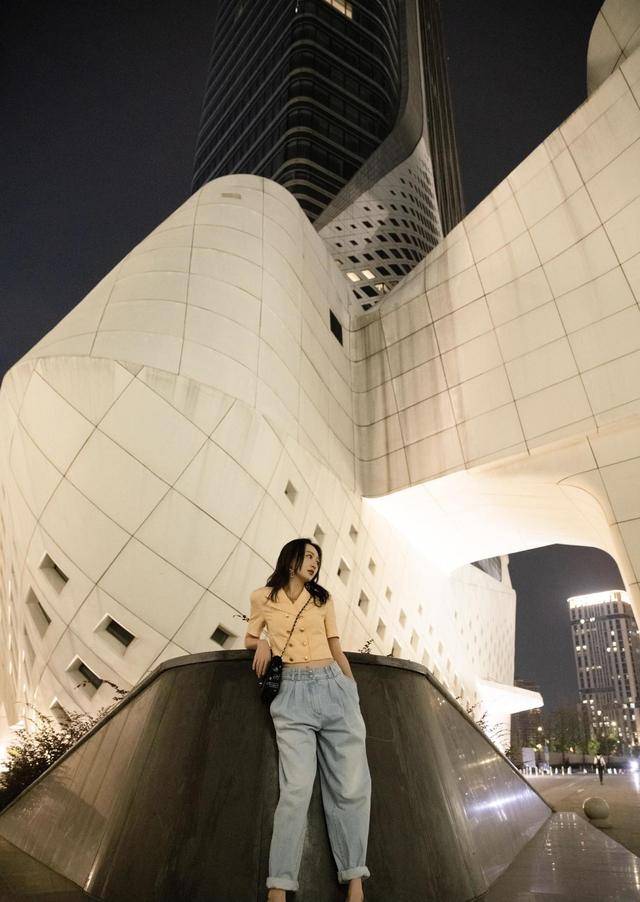 王鸥|王鸥身材好又会穿，身穿牛仔连体裤潇洒简约，少女娇俏太减龄