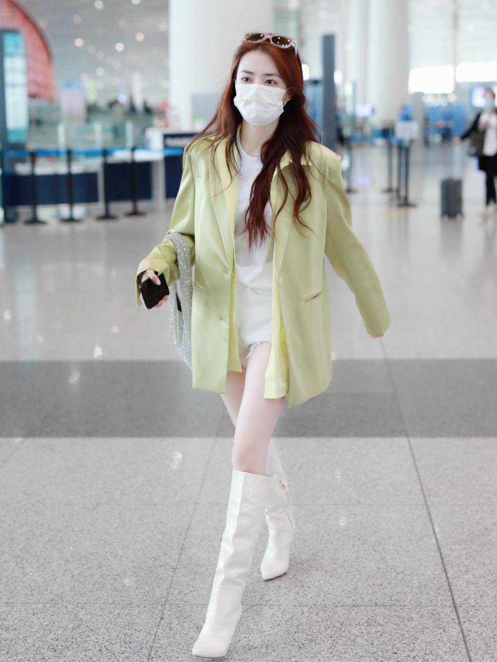 米黄色|徐璐的机场穿搭真亮眼,一件米黄色西服搭配白色短裤,秀出大长腿