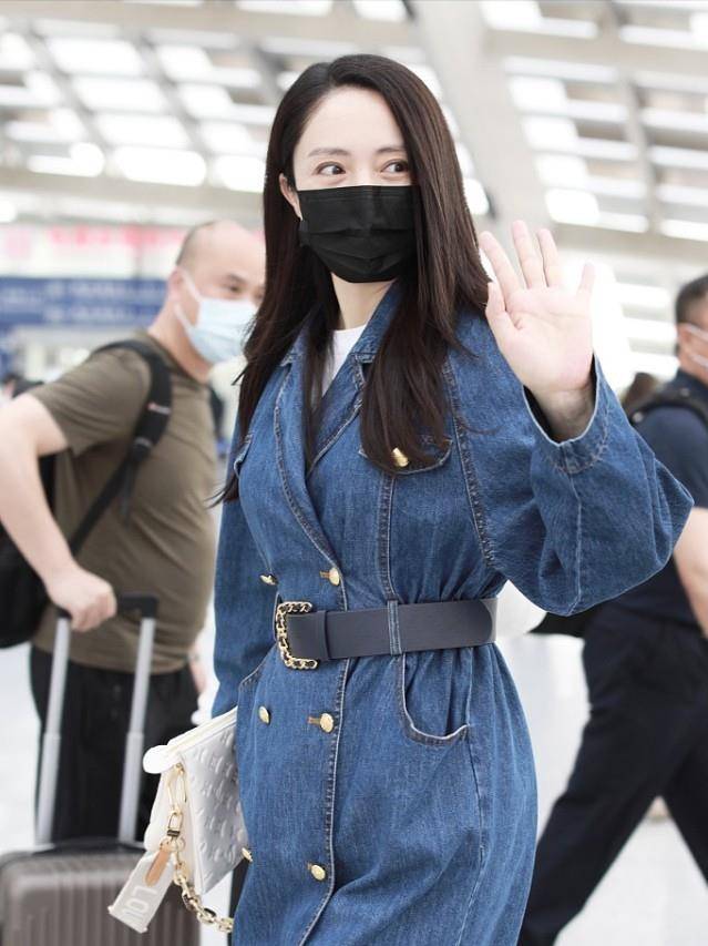 清流|董璇的衣品是娱乐圈中的一股“清流”，衬衫配牛仔裤，却意外时髦