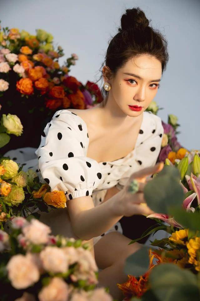 戚薇|戚薇不愧是“浓颜系”女神，猫眼妆魅惑深邃，丸子头造型又甜又A
