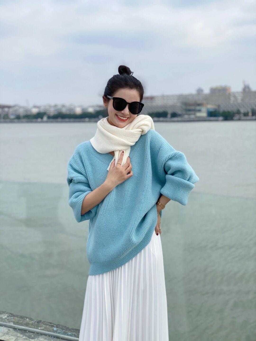 毛衣|25、35岁的女性穿衣不要太花哨，建议几个基础款，提高气质与颜值