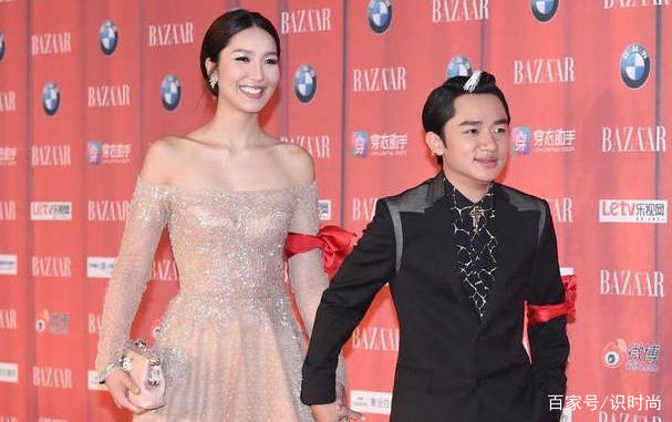 设计|李亚男婚后越来越漂亮，穿晚礼裙像“在逃公主”，王祖蓝真是宠她