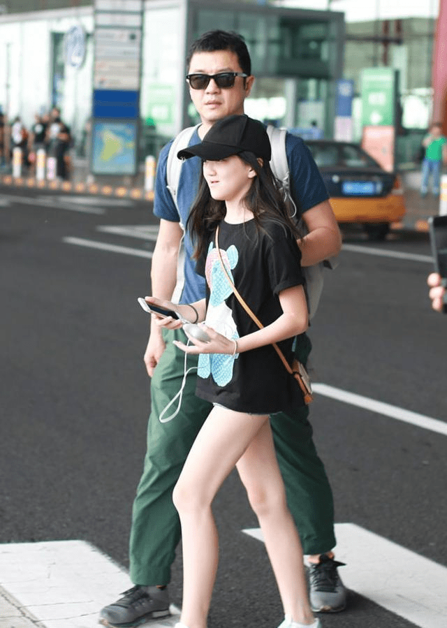 李嫣真|李亚鹏对李嫣真挺亲近的，父女俩穿的低调，但互动让人难理解