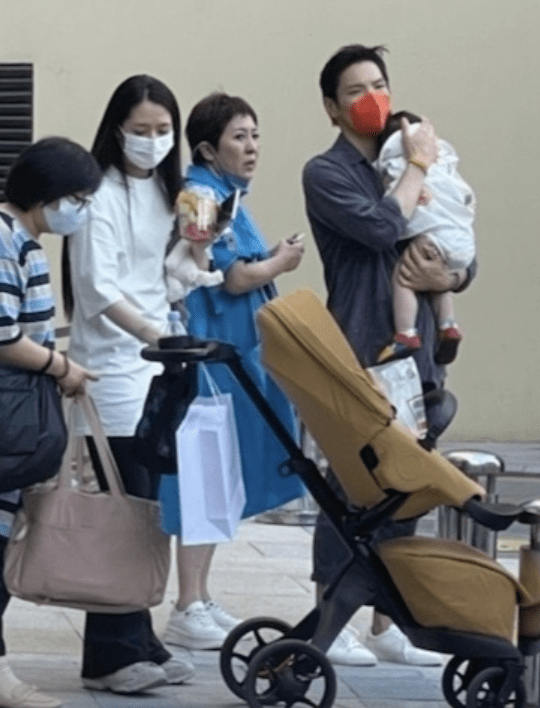 向佐|向太一家被偶遇，郭碧婷身材纤细，女儿侧颜像洋娃娃难挡高颜值